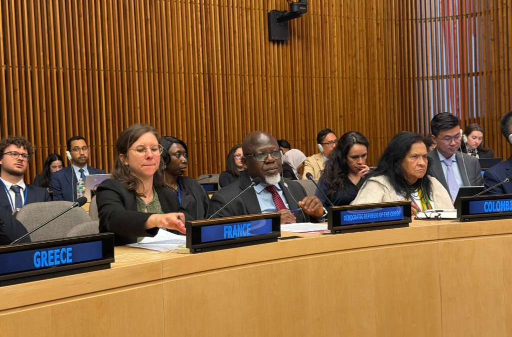 New York, 5 mai 2026 — La République démocratique du Congo a pris part, le mardi 5 mai 2026, à une réunion du Conseil de sécurité des Nations Unies en Formule Arria, organisée dans la salle de l’ECOSOC par le Danemark, la Nouvelle-Zélande et l’Espagne. Cette réunion était consacrée au dixième anniversaire de la Résolution 2286 (2016), relative à la protection des soins médicaux dans les conflits armés. Dans sa déclaration, prononcée par l’Ambassadeur Zénon Mukongo Ngay, Représentant permanent de la République démocratique du Congo auprès des Nations Unies, la RDC a salué la tenue de cette rencontre à un moment jugé charnière, dix ans après l’adoption de cette résolution importante du Conseil de sécurité. La RDC a rappelé que les attaques contre les soins de santé atteignent aujourd’hui un niveau préoccupant dans plusieurs théâtres de conflit, notamment au Moyen-Orient, au Sahel, dans la région des Grands Lacs, en Ukraine, au Myanmar, au Soudan et en Haïti. Elle a souligné que les infrastructures sanitaires, le personnel médical, les humanitaires et les patients continuent d’être pris pour cibles ou entravés dans l’exercice de leur mission. Évoquant l’expérience douloureuse de la République démocratique du Congo, particulièrement dans l’Est du pays, la délégation congolaise a indiqué que les attaques contre les structures sanitaires, les convois médicaux, les patients ainsi que le personnel humanitaire et médical compromettent gravement l’accès aux soins et la continuité des services essentiels. Elle a également relevé que ces actes portent atteinte au droit international humanitaire, à la neutralité médicale et à la protection des populations civiles. La RDC a estimé que la Résolution 2286 ne doit pas seulement être considérée comme un cadre normatif, mais également comme un instrument opérationnel de prévention, de documentation et de redevabilité. À cet égard, elle a appelé à une attention accrue du Conseil de sécurité, y compris à travers les régimes de sanctions, envers les auteurs, commanditaires et soutiens des attaques contre les soins de santé. La République démocratique du Congo a proposé plusieurs pistes d’action, notamment l’intégration systématique de la protection des soins de santé dans les mandats des opérations de paix, le renforcement de l’alerte précoce à travers des rapports plus détaillés du Secrétaire général, la mise en place d’un mécanisme interagences dédié à la protection des missions médicales, ainsi que la promotion d’engagements politiques renouvelés au sein du Conseil de sécurité. La délégation congolaise a également mis en avant les efforts entrepris au niveau national, notamment l’intégration de la protection des soins de santé dans les directives opérationnelles des Forces Armées de la République démocratique du Congo, le développement de formations obligatoires en droit international humanitaire, la mise en place de corridors humanitaires temporaires et le renforcement de la coopération avec les partenaires humanitaires et les agences des Nations Unies. En conclusion, la RDC a insisté sur la nécessité de transformer les engagements pris depuis l’adoption de la Résolution 2286 en actions concrètes, adaptées aux réalités du terrain et aux risques émergents. Pour la République démocratique du Congo, la protection des soins de santé en période de conflit constitue à la fois une obligation juridique, un impératif moral, humanitaire et de sécurité collective. Photos Alain Tshibanda ngoy - 5 mai 2026